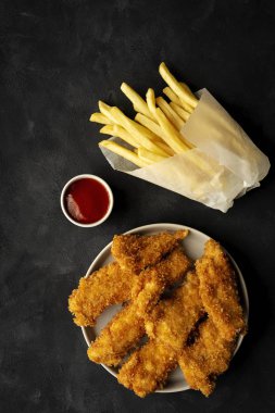 Panko ile çırpılmış ev yapımı tavuk nuggetları.