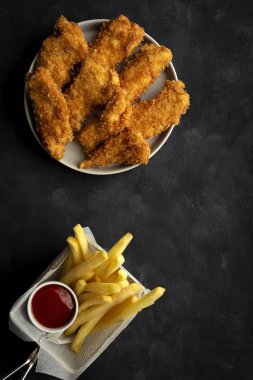 Panko ile çırpılmış ev yapımı tavuk nuggetları.