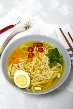 Ev yapımı Oriental Ramen eriştesi.