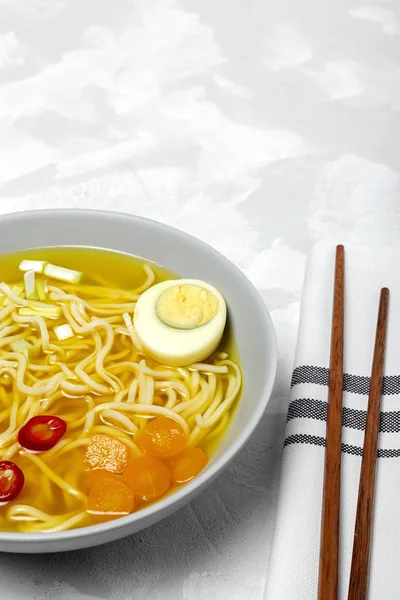 Domowej roboty orientalne makaron Ramen — Zdjęcie stockowe