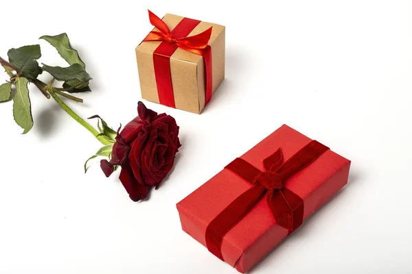 Složení rudých růží a dárkových krabic — Stock fotografie
