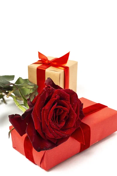 Zusammensetzung von roten Rosen und Geschenkboxen — Stockfoto