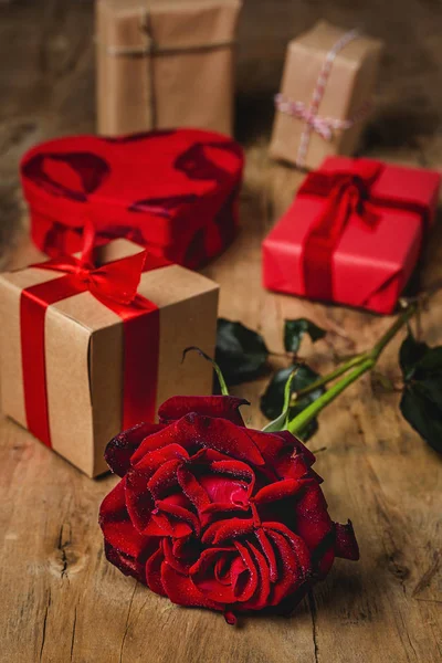 Σύνθεση με κόκκινα τριαντάφυλλα και κουτιά δώρων — Φωτογραφία Αρχείου