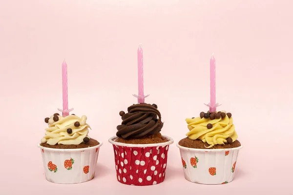 Geburtstag hausgemachte Cupcake mit Kerze — Stockfoto