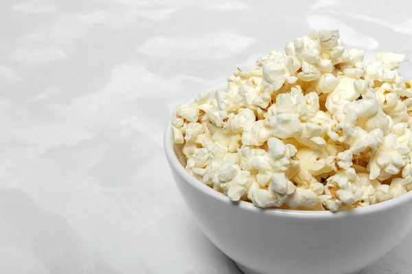 Popcorn auf farbigen Hintergründen — Stockfoto