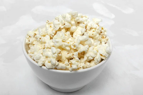 Popcorn on colored backgrounds — Stock Photo, Image