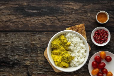 Ev yapımı körili tavuk ve yukarıdan basmati pilavı.