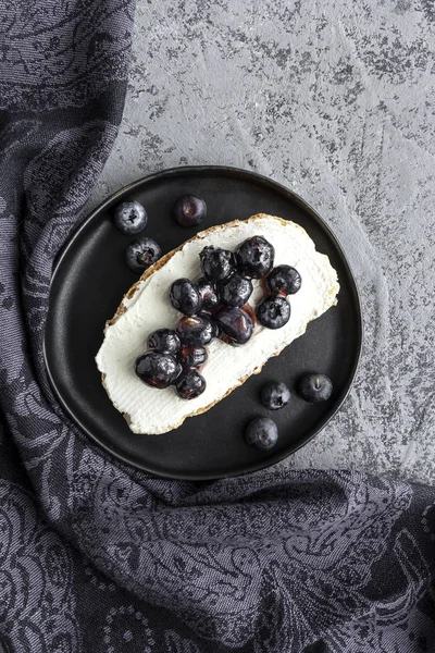 Rostat bröd och olika pålägg ovanifrån — Stockfoto