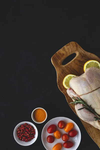 Ganze rohe Hühnchen mit Kräutern und Gewürzen — Stockfoto