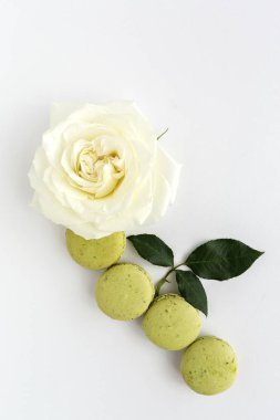 Beyaz arka planda yukarıdan görülen ev yapımı yeşil badem kurabiyeleri. Düz yatıyordu