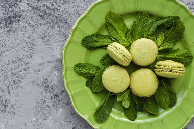Gri arka planda yukarıdan görülen ev yapımı yeşil makaronlar. Düz yatıyordu