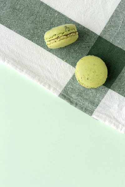 Homemade Green Macarons Seen Green Background Flat Lay — Stock Photo, Image
