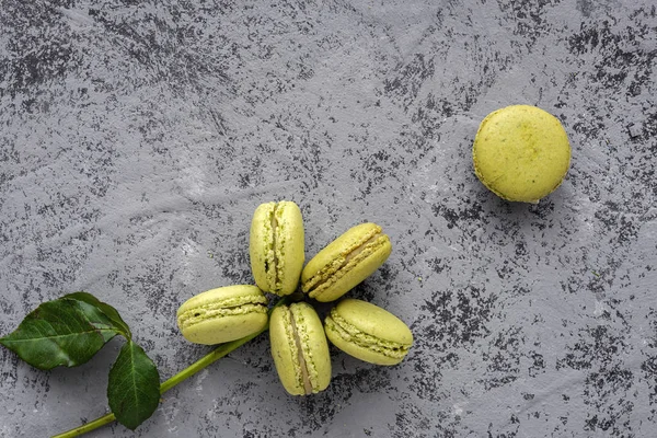 Homemade Green Macarons Seen Gray Background Flat Lay — Stock Photo, Image