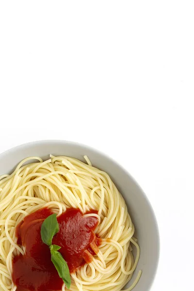 自制意大利面 配上西红柿和罗勒酱汁 从上方白色背景可以看到 意大利的过去 平躺着 — 图库照片