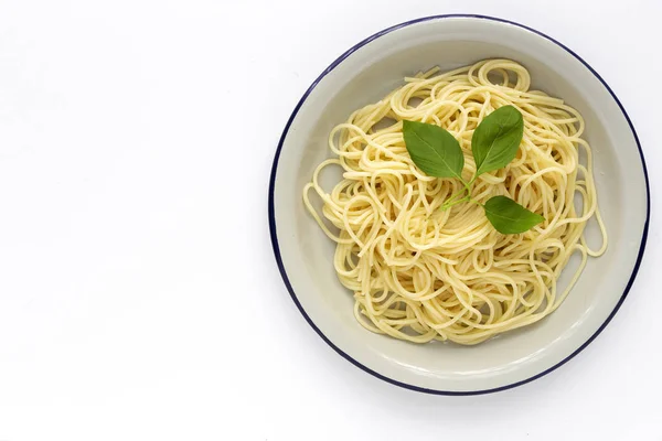 Hjemmelaget Spagetti Med Tomat Basiliksaus Sett Ovenfra Hvit Bakgrunn Italiensk – stockfoto