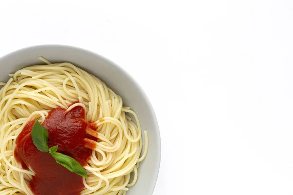 Hjemmelaget Spagetti Med Tomat Basiliksaus Sett Ovenfra Hvit Bakgrunn Italiensk – stockfoto