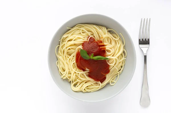 Domates Fesleğen Soslu Yapımı Spagetti Yukarıdan Beyaz Arka Planda Görünüyor — Stok fotoğraf