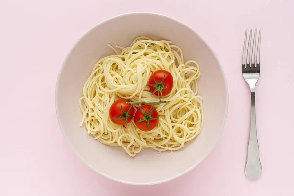 Hjemmelaget Spagetti Med Tomat Basiliksaus Sett Ovenfra Rosa Bakgrunn Italiensk – stockfoto