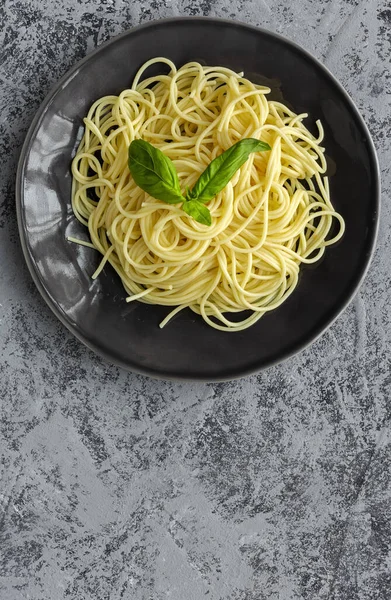 Domowej Roboty Spaghetti Sosem Pomidorowym Bazyliowym Widoczne Góry Szarym Tle — Zdjęcie stockowe