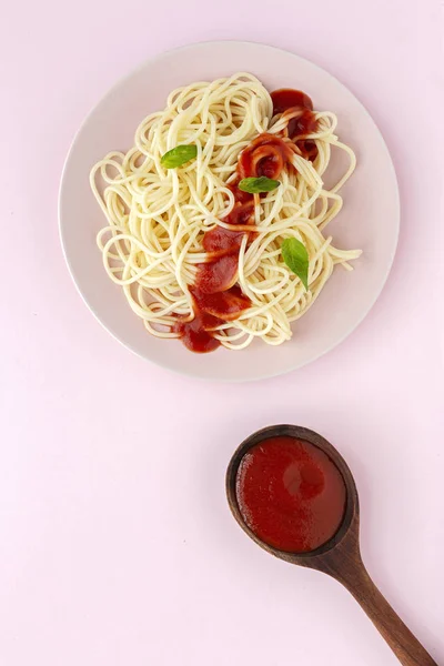 Hjemmelaget Spagetti Med Tomat Basiliksaus Sett Ovenfra Rosa Bakgrunn Italiensk – stockfoto