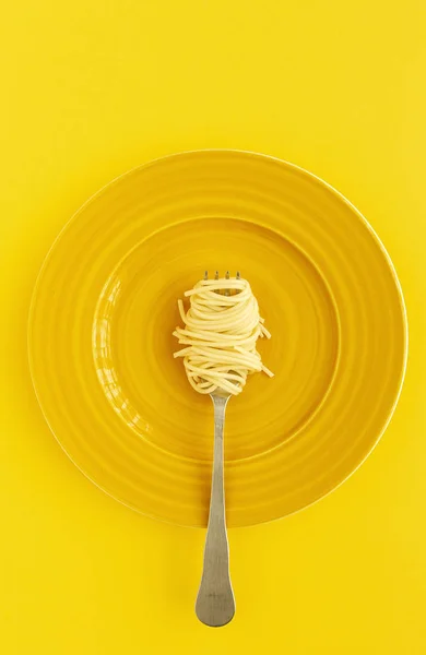Домашние Спагетти Томатным Базиликовым Соусом Видны Сверху Желтом Фоне Итальянская — стоковое фото