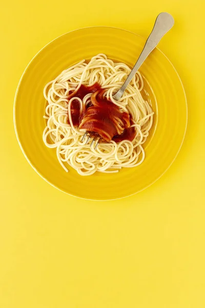 自制意大利面 配上西红柿和罗勒酱汁 从上方黄色背景可以看到 意大利的过去 平躺着 — 图库照片