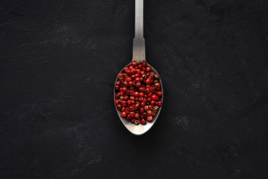 Yukarıdan bakıldığında, çeşitli türler ve şifalı bitkiler ve kaşıklar koyu arka planda. Düz yatıyordu. Üst görünüm