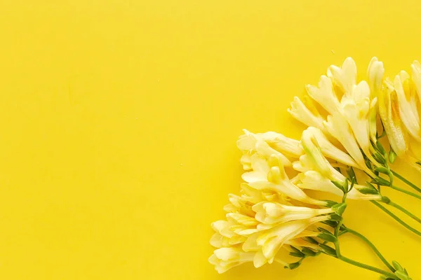 Όμορφα Ανθοδέσμες Από Φρέσκα Ανοιξιάτικα Λουλούδια Από Πάνω Κίτρινο Φόντο — Φωτογραφία Αρχείου