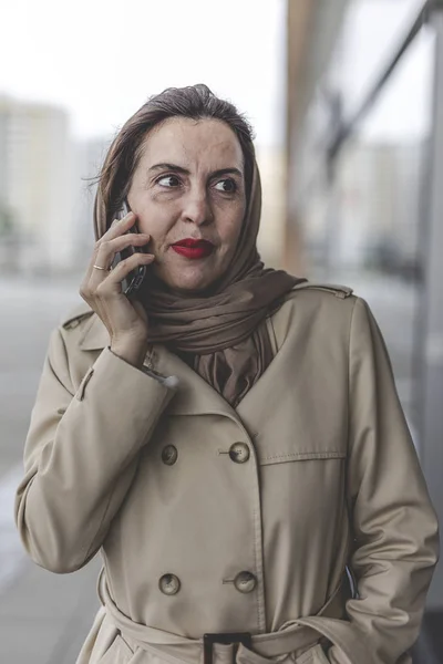Atrakcyjna Arabka Hidżabem Walizką Rozmawiająca Przez Telefon — Zdjęcie stockowe