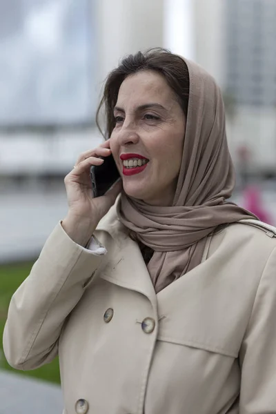 Attractive Arab Woman Hijab Suitcase Talking Phone — Stock Photo, Image