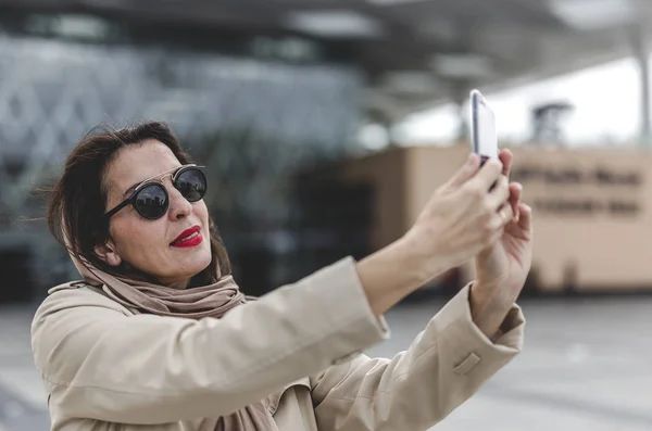 Aantrekkelijke Arabische Vrouw Met Hijab Koffer Die Een Selfie Maakt — Stockfoto