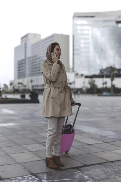 Attractive Arab Woman Hijab Suitcase Talking Phone — Stock Photo, Image