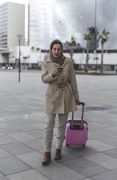 Attractive Arab Woman Hijab Suitcase Talking Phone — Stock Photo, Image