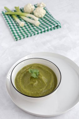 Bezelye, kabak, karnabahar, pırasa ve susamlı ev yapımı sebze kreması. Vejetaryen yemeği. Sağlıklı yemek.