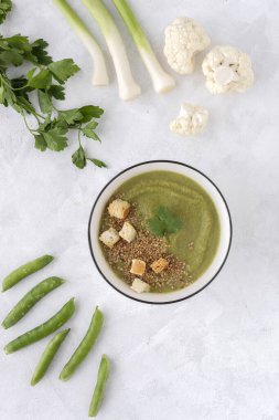 Bezelye, kabak, karnabahar, pırasa ve susamlı ev yapımı sebze kreması. Vejetaryen yemeği. Sağlıklı yemek.