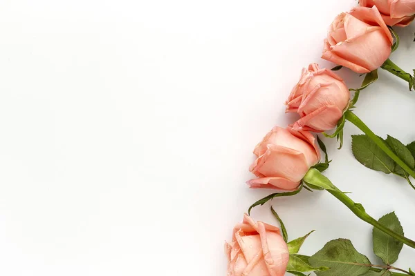 Красивые Букеты Свежих Весенних Цветов Сверху Белом Фоне Розы Желтые — стоковое фото