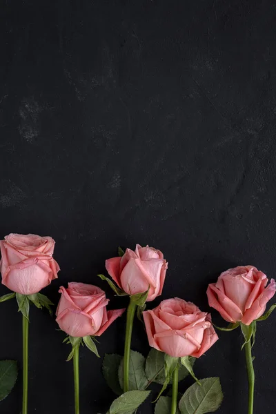 Yukarıdan Gelen Güzel Bahar Çiçekleri Koyu Arkaplanda Güller Sarı Çiçekler — Stok fotoğraf