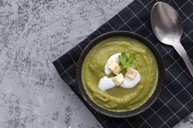 Bezelye, kabak, karnabahar, pırasa ve susamlı ev yapımı sebze kreması. Vejetaryen yemeği. Sağlıklı yemek.