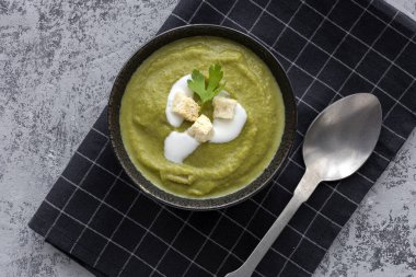 Bezelye, kabak, karnabahar, pırasa ve susamlı ev yapımı sebze kreması. Vejetaryen yemeği. Sağlıklı yemek.