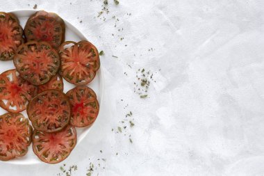 Taze domates carpaccio zeytinyağı ve kokulu bitkiler. Düz yatıyordu. Vejetaryen yemeği