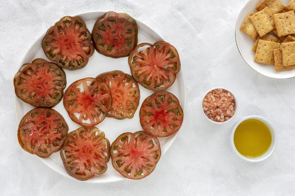新鲜的番茄红花 上面有橄榄油和芳香的香草 平躺在床上巴巴多斯的食物 — 图库照片
