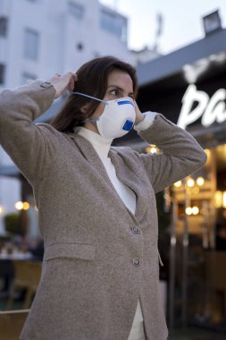 Coronavirus salgını konsepti. Sokakta koruyucu maskeli bir kadın. Covid 19