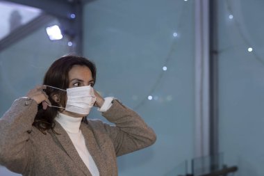 Coronavirus salgını konsepti. Sokakta koruyucu maskeli bir kadın. Covid 19