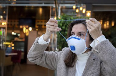 Coronavirus salgını konsepti. Sokakta koruyucu maskeli bir kadın. Covid 19