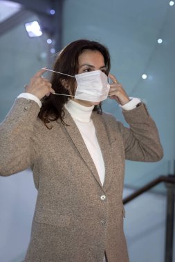 Coronavirus salgını konsepti. Sokakta koruyucu maskeli bir kadın. Covid 19