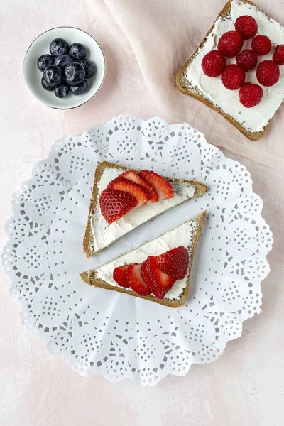 Torrada Sanduíche Com Queijo Fresco Hortelã Morangos Groselha Espinhosa Cima — Fotografia de Stock