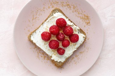 Taze peynirli sandviç tostu, nane, yukardan bektaşi üzümü.