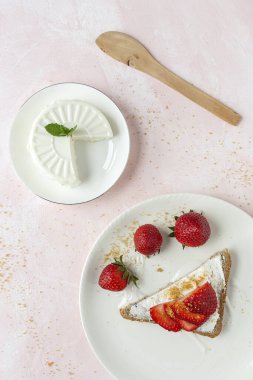 Taze peynirli, naneli, çilekli ve bektaşi üzümlü sandviç tostu.