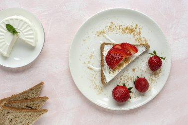 Taze peynirli, naneli, çilekli ve bektaşi üzümlü sandviç tostu.
