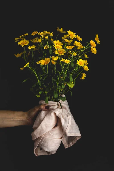 Γυναίκα Χέρια Όμορφα Μπουκέτα Φρέσκα Ανοιξιάτικα Λουλούδια Σκούρο Φόντο Τριαντάφυλλα — Φωτογραφία Αρχείου